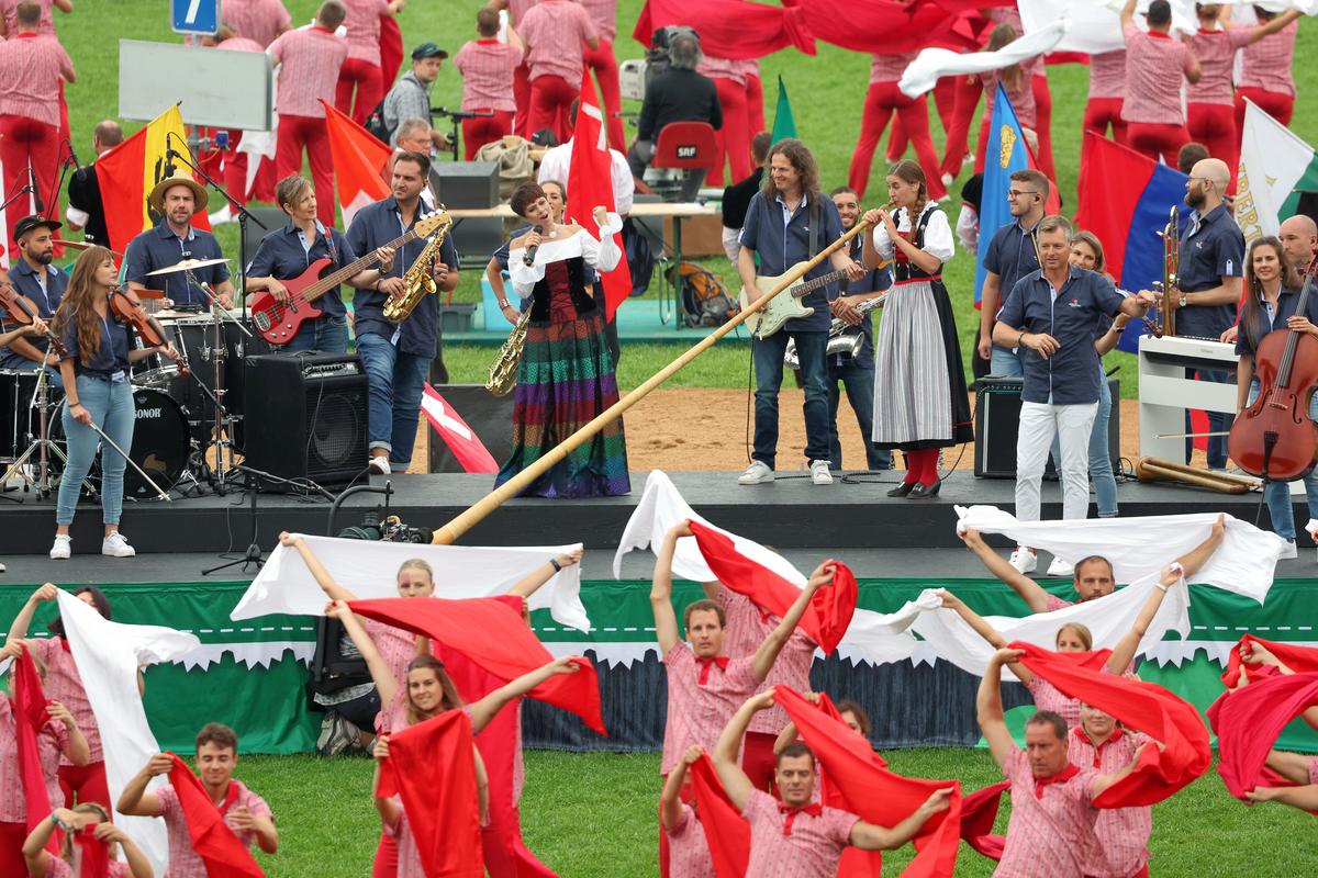 Endlich ist die Fahne da    © Swiss-Image / ESAF Pratteln im Baselbiet, Barbara Sorg | Eidgenössisches Schwing- und Älplerfest Pratteln im Baselbiet | ESAF 2022