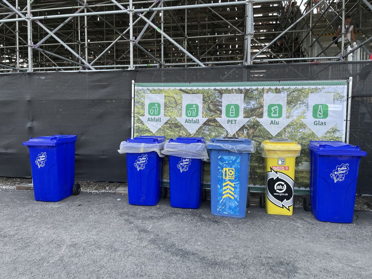 «Das Recycling ist sackstark organisiert!» – Die Entsorgungs-Crew im Einsatz.  © ESAF Pratteln im Baselbiet, Anita Steiner | Eidgenössisches Schwing- und Älplerfest Pratteln im Baselbiet | ESAF 2022