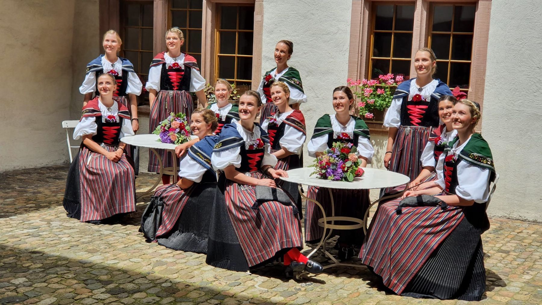 Zu verkaufen – 4 Baselbieter Festtagstrachten, Eidgenössisches Schwing- und Älplerfest Pratteln im Baselbiet | ESAF 2022